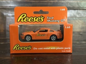 Reese's Ford Mustang GT auto pressofusa 1:60 tazza burro di arachidi arancione - Foto 1 di 6