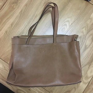 OASIS tan shoulder bag with crossbody strap. Includes zips and popper closures - Picture 1 of 17