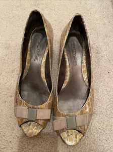 Circa Joan & David Womens Gold Pattern Kitten Heel Shoe Sz 8 Peep Toe Leather - Picture 1 of 6
