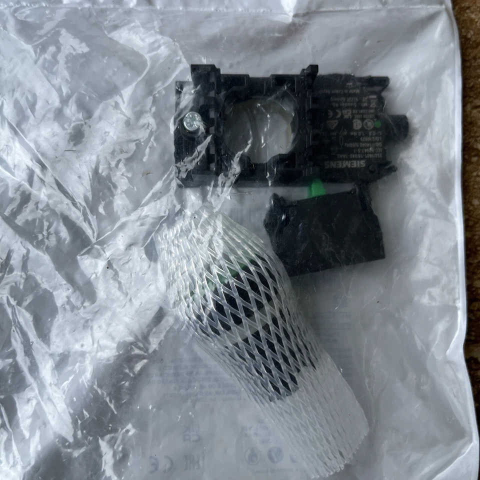 Siemens 3su1102-0ab40-1ba0 Green Illuminated Push Button