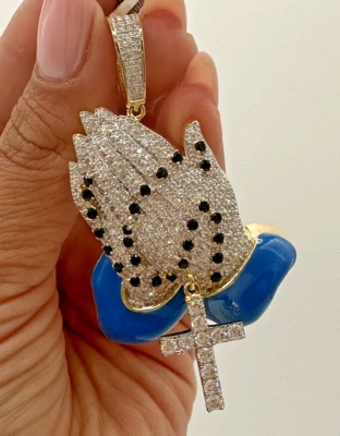 Pingente de oração cruzado com as mãos de zircônia cúbica folheado a ouro 14KT e esmalte azul 2"" - Imagem 1 de 4