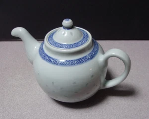 Vintage Chinese Rice Eyes Blue & White Teapot Made in China Porcelain - Picture 1 of 8