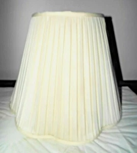 PANTALLA 12"H X 17"W X 9"W ELEGANTE TIRA DE TELA DE SEDA PLISADA CORTE OSTRA PANTALLA - Imagen 1 de 12