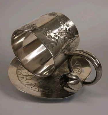 ANTIGUA ESTÉTICA MERIDEN PLATA PLACA FIGURATIVO SERVILLETA ANILLO LIRIO ALMOHADILLA FLOR 1890s Foto 1 de 4