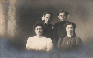 RPPC 4 WOMEN 2 SETS SISTERS JESSIE MYRTLE ELMA ETHEL BATTLECREEK IA 1909 101425 - Picture 1 of 2