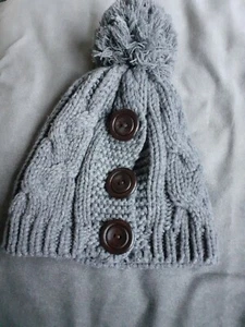 Ladies Grey Knitted Bobble Hat - Bild 1 von 1