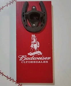 BUDWEISER CLYDESDALES, Wandschild mit Hufeisen Bier Flaschenöffner rot - Bild 1 von 5