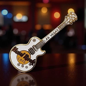 Broche coleccionable de recuerdo blanco y dorado prendedor de guitarra Hard Rock Café Las Vegas  - Imagen 1 de 5