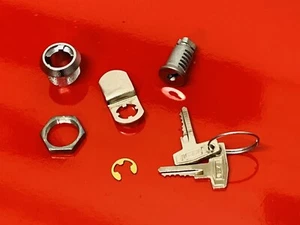 VESPA 50 SPECIAL SS90 V90 V100 PRIMAVERA CHROM SEITENWAND TÜRSCHLOSS UND SCHLÜSSEL - Bild 1 von 7