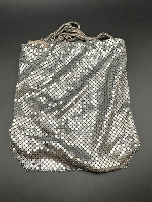 Bolso de noche vintage de malla plateada con cordón y solapa como Whiting & Davis Foto 1 de 4