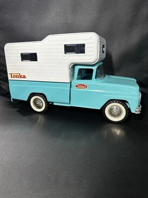 Camioneta pickup Tonka Fleetside turquesa vintage años 60 con cubierta de cámper Foto 1 de 4