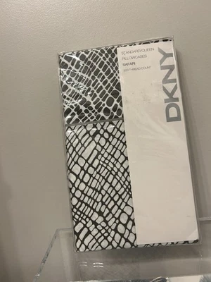 Fundas de almohada DKNY Safari - 300 hilos: estándar (2 unidades - blanco y negro) Foto 1 de 4