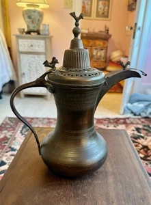 Antike osmanische Messing Dallah (Kaffeekanne) mit Hahn Motiv und Machersiegel - Bild 1 von 6