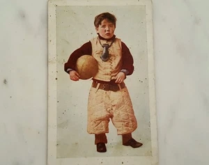 Antigua postal de un niño con bola con cuadro a color - Imagen 1 de 4