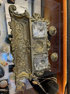 Antigo caddy de mesa vitoriano de bronze ornamentado pesado com tinteiros de vidro. - Imagem 1 de 4