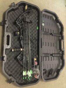 PSE Stinger 65 pound Compound Bow and carbon arrow kit with hard case