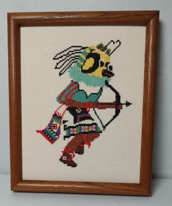 Quadro vintage nativi americani indiani Kachina rifinito punto croce incorniciato 9" x 11" - Foto 1 di 5