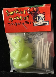 60er Vintage Groschenladen Spielzeug GRÜN rauchender Affe Zigarettenschläge Rauchringe C - Bild 1 von 3