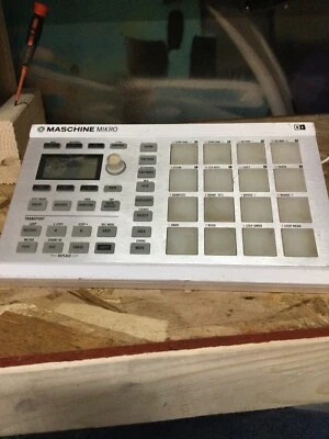 Native Instruments Maschine Mikro MK2 Sampler White  Used    FOR PARTS ONLY!! RS - Image 1 of 4