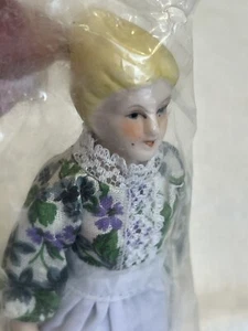 Vintage Puppenhaus Dame 1:12 Neu in Verpackung weibliches Blumenkleid mit Schürze - Bild 1 von 17