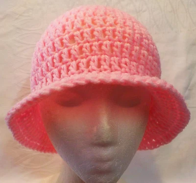 SOMBRERO ALA CUBO CLOCHE HECHO A MANO CROCHET "NUEVO" "BASTANTE ROSA" se adapta a adultos/adolescentes  Foto 1 de 4