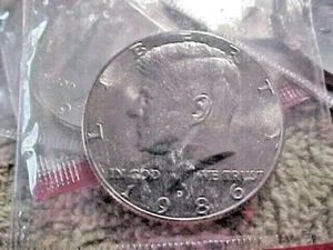 1986 D KENNEDY HALF DOLLAR UNCIRCULATED IN CELLO FROM MINT SET - Picture 1 of 3