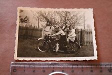tolles altes Foto Kinder mit Oldtimer Motorrad Marke ? 1949