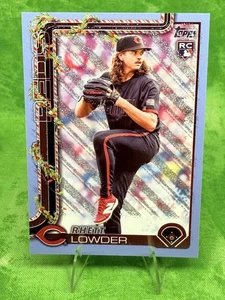 Rhett Lowder RC - blu chiaro e bianco glitter - 2025 Topps Holiday #H104 rossi - Foto 1 di 11