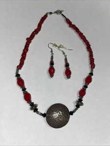 Halskette im Halsband-Stil mit gehämmertem Metallanhänger mit passenden Ohrringen - Bild 1 von 4