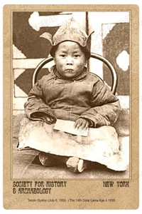 14° Dalai Lama del Tibet Tenzin Gyatso 1939 CARTOLINA FOTOGRAFICA VINTAGE CDV Ristampa - Foto 1 di 1