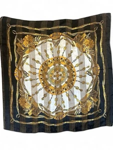 Sciarpa quadrata vintage barocca catena e medaglione - 38” x 38” - Foto 1 di 4