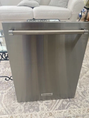 KitchenAid KTDM354ESS3 con panel frontal e interior de acero inoxidable, asa y consola Foto 1 de 4