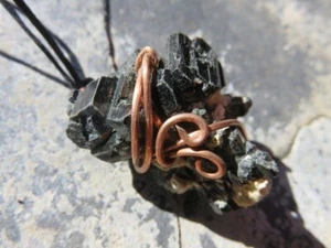Colgante envuelto en alambre de cobre cristal turmalina Schorl negro brillante - envoltura Tesla - Imagen 1 de 10
