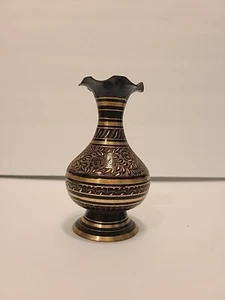 Vintage Vase aus geätztem Metall schwarz und gold mit Blumen und Blättern 6" Indien - Bild 1 von 5