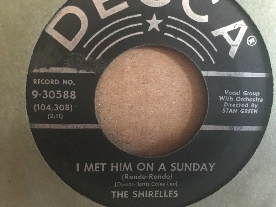 THE  SHIRELLES  7"  SINGLE , I MET HIM ON A SUNDAY / I WANT YOU TO BE MY BOYFRI - Image 1 of 2