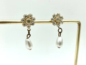 Pendientes colgantes vintage con flores de diamantes de imitación de perlas - tono dorado - Imagen 1 de 6