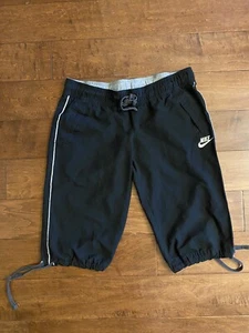 NIKE WOMENS M BLACK CAPRI WORKOUT YOGA PANTS Short - Picture 1 of 6