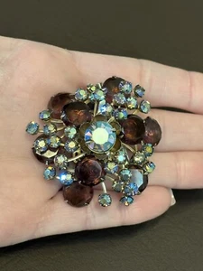 Vintage Layer Dome Flower Purple Aurora Borealis AB Rhinestone Gold Tone Brooch - Picture 1 of 10