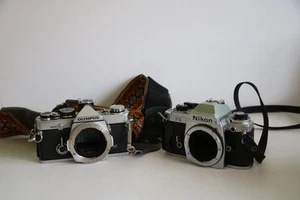 x2 analoge Vintage Spiegelreflexkameras inkl. Nikon FG und Olympus OM2 FOR PARTS - Bild 1 von 8