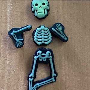 Dijes para zapatos esqueleto que brillan en la oscuridad 5 piezas para cocodrilos, zuecos o pulseras - Imagen 1 de 2