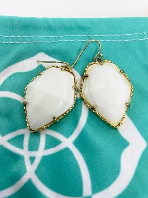 Pendientes colgantes de oro Kendra Scott blancos con perlas Corley Foto 1 de 4