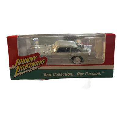 Nuevo en caja Johnny Lightning Aston Martin plata fundido a presión 1:64 modelo de exhibición de coche RD2PROMO Foto 1 de 4
