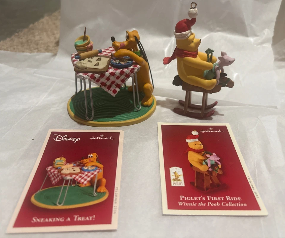 Lote de 2 enfeites Hallmark Disney, Sneaking a Treat & Piglet’s First Ride - Imagem 1 de 2