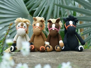 Pferd Häkeltiere - Amigurumi Pferdespielzeug - Handarbeit Häkelpferd Geschenk - Bild 1 von 6