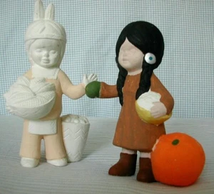 Set Raccolta Mais Zucca Coppia Giovane Ringraziamento CERAMICA Non Finita - Foto 1 di 1