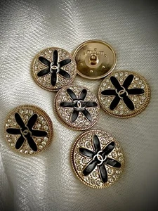 CC Stil (6 Stück) 25 mm Schwarz/Gold Metall Stempel Kunstkristall Schaft Rückseite Knöpfe🤩 - Bild 1 von 13