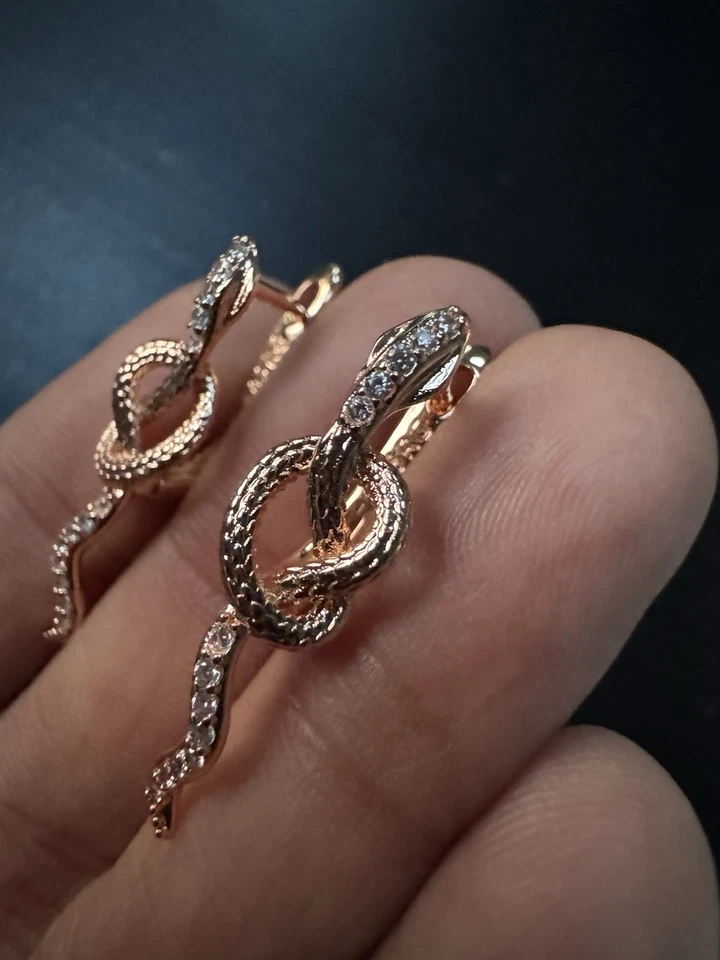 Aretes de circón envueltos en serpiente serpentina estampada 585 14K RG Foto 1 de 4