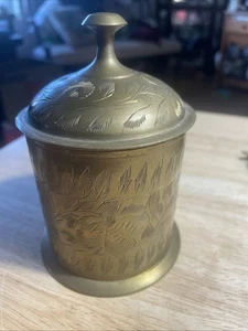 Vintage Messing Gefäß mit Gravur und Deckel mit Blumen Top Zustand - Bild 1 von 3