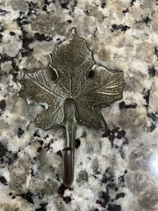 Brass Wall Hook - Imagen 1 de 3