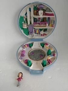 Vintage 1989 Polly Pocket ICE SKATING PARTY Compact Dolls Playset And 1 Skater - Picture 1 of 10